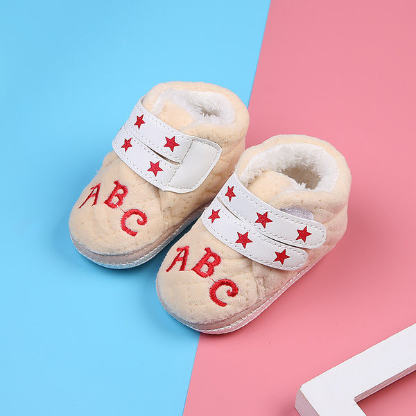 Pantofi pufosi pentru nou-nascuti cu broderie