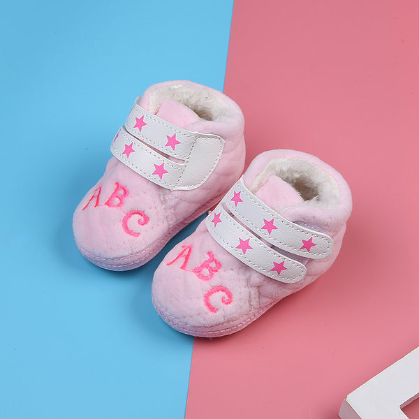 Pantofi pufosi pentru nou-nascuti cu broderie