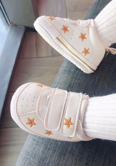 Бебешки маратонки от еко кожа с цветна бродерия