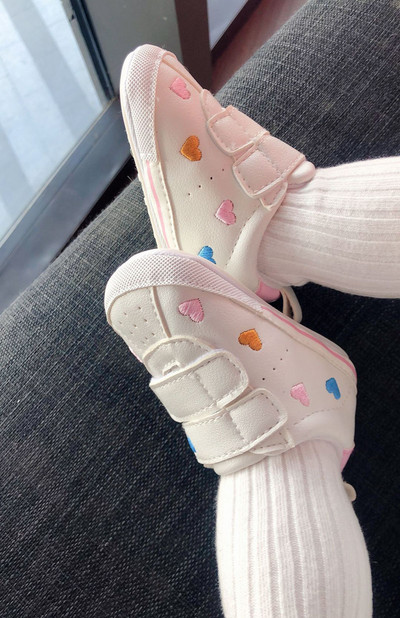 Бебешки маратонки от еко кожа с цветна бродерия