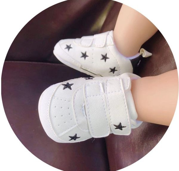 Бебешки маратонки от еко кожа с цветна бродерия