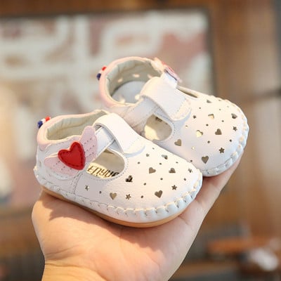 Бебешки кожени обувки с лепенки и апликация в бял цвят 