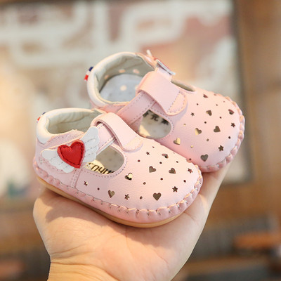 Бебешки кожени обувки с лепенки и апликация в бял цвят