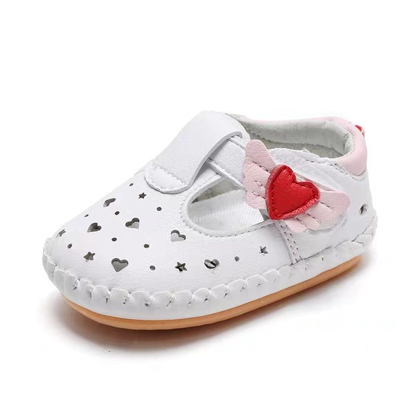 Бебешки кожени обувки с лепенки и апликация в бял цвят 