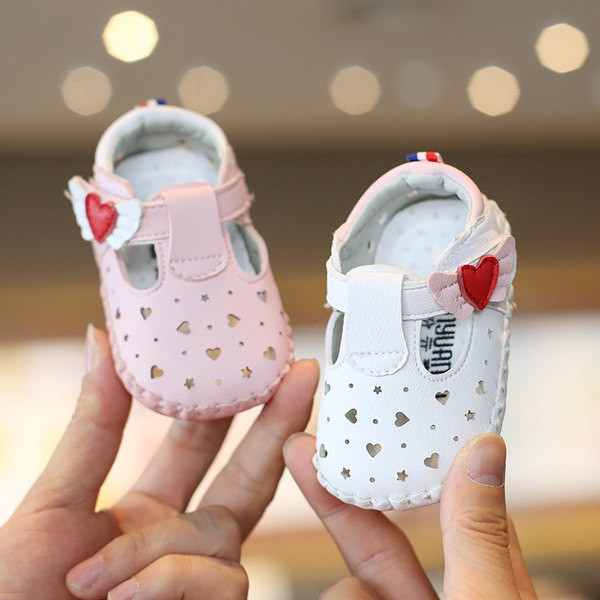 Бебешки кожени обувки с лепенки и апликация в бял цвят 