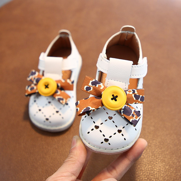 Zīdaiņu apavi ar 3D elementiem un uzlīmi