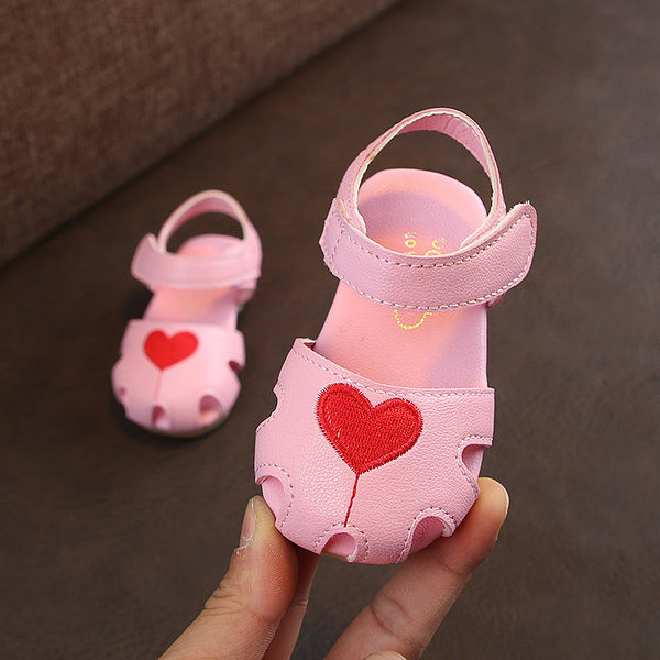 Bērnu sandales ar sirds izšuvumu un uzlīmi