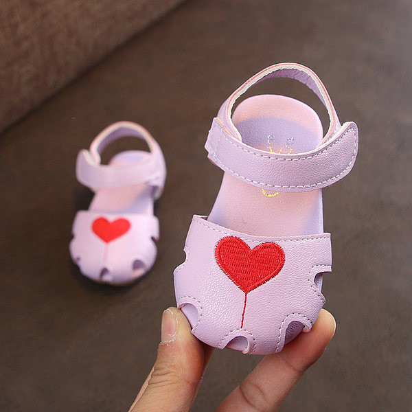 Bērnu sandales ar sirds izšuvumu un uzlīmi