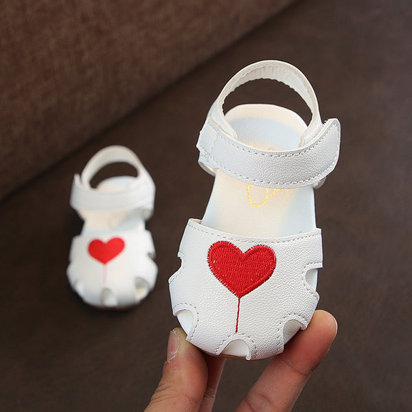 Bērnu sandales ar sirds izšuvumu un uzlīmi