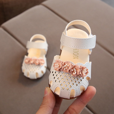 Ādas bērnu sandales ar ielāpu - trīs modeļi