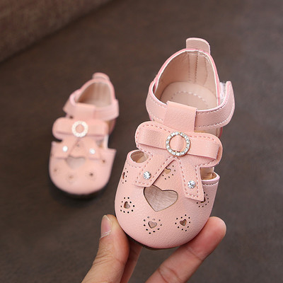 Ādas bērnu sandales ar ielāpu - trīs modeļi