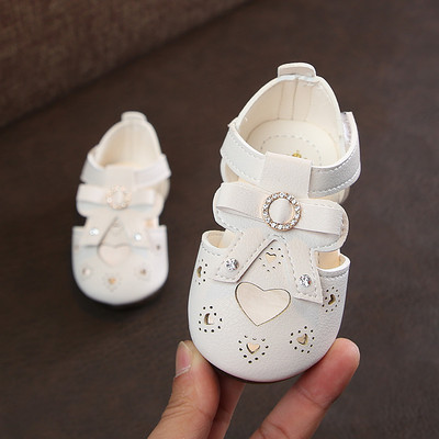 Ādas bērnu sandales ar ielāpu - trīs modeļi