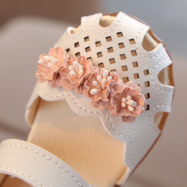 Ādas bērnu sandales ar ielāpu - trīs modeļi