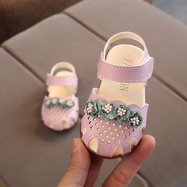 Ādas bērnu sandales ar ielāpu - trīs modeļi