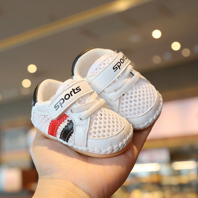 Jauns ikdienas bērnu apavu modelis ar uzrakstu un uzlīmēm baltā krāsā