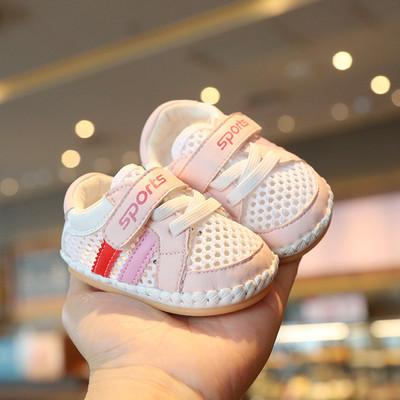 Jauns ikdienas bērnu apavu modelis ar uzrakstu un uzlīmēm baltā krāsā