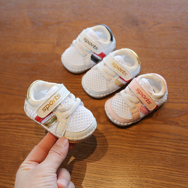 Jauns ikdienas bērnu apavu modelis ar uzrakstu un uzlīmēm baltā krāsā