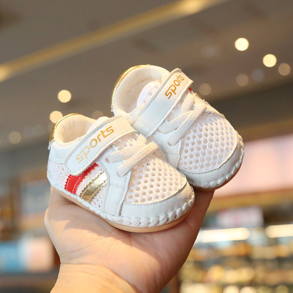 Jauns ikdienas bērnu apavu modelis ar uzrakstu un uzlīmēm baltā krāsā