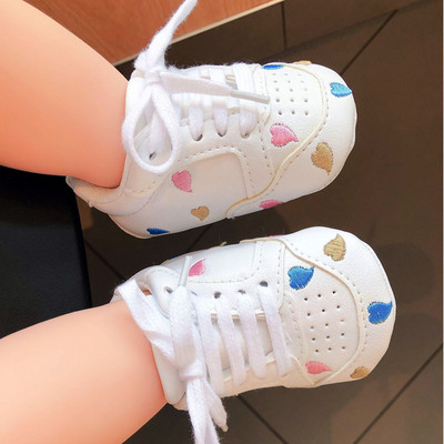 Cizme pentru bebelusi din piele ecologica cu cravate si broderie colorata