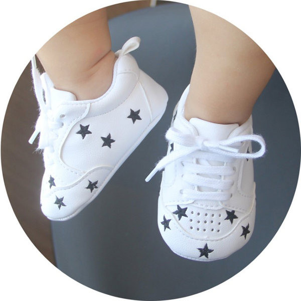 Cizme pentru bebelusi din piele ecologica cu cravate si broderie colorata