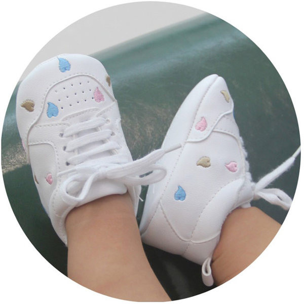 Cizme pentru bebelusi din piele ecologica cu cravate si broderie colorata