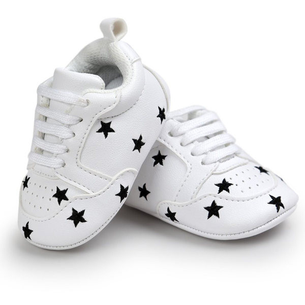 Cizme pentru bebelusi din piele ecologica cu cravate si broderie colorata