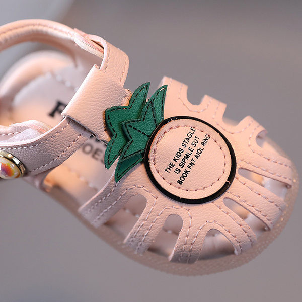 Μοντέρνα παιδικά σανδάλια για κορίτσια με επιγραφή