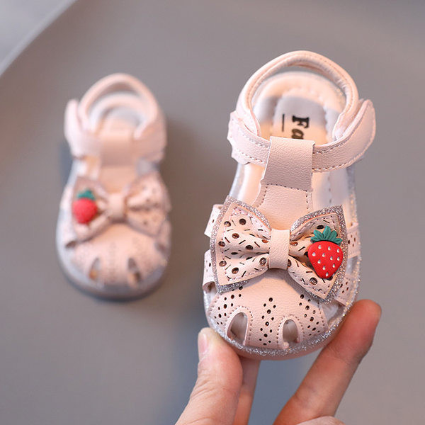 Jauns mazuļu ādas sandaļu modelis ar plakanu zoli un lenti meitenēm