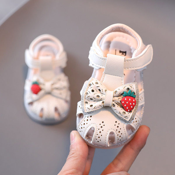 Jauns mazuļu ādas sandaļu modelis ar plakanu zoli un lenti meitenēm