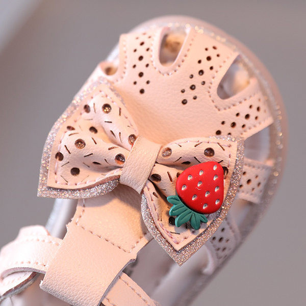 Jauns mazuļu ādas sandaļu modelis ar plakanu zoli un lenti meitenēm