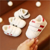 Adidași pentru bebeluși din piele ecologică cu căptușeală moale