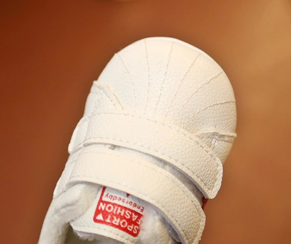 Adidași pentru bebeluși din piele ecologică cu căptușeală moale