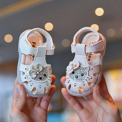 Нов модел бебешки сандали от еко кожа за момичета с лъскав ефект