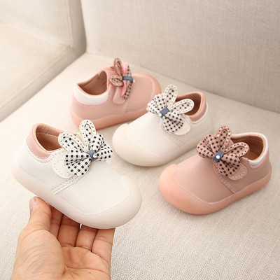 Бебешки неплъзгащи се обувки с мека подметка от еко кожа с 3D апликация