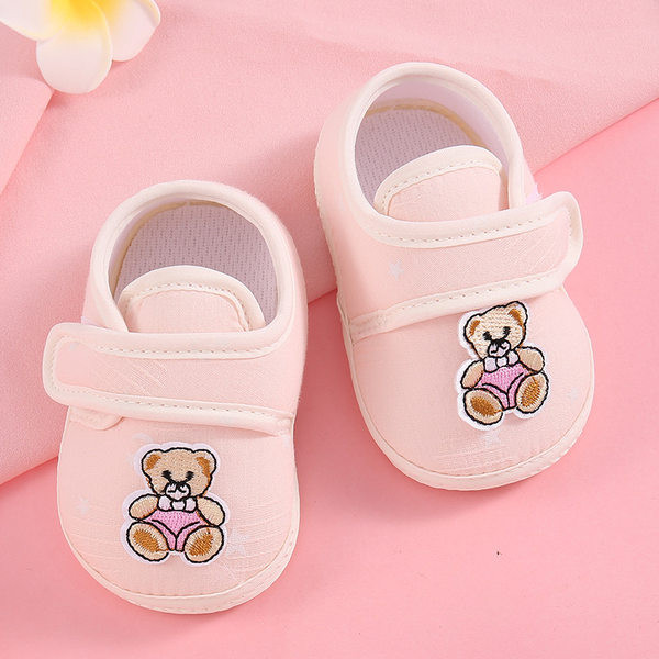 Zīdaiņu kurpes ar lācīša izšuvumu