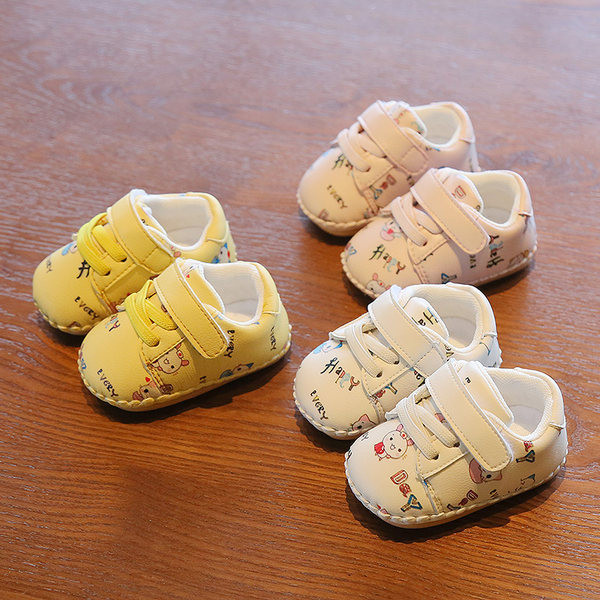 Mūsdienīgi mazuļu apavi ar ielāpiem un plakanu zoli