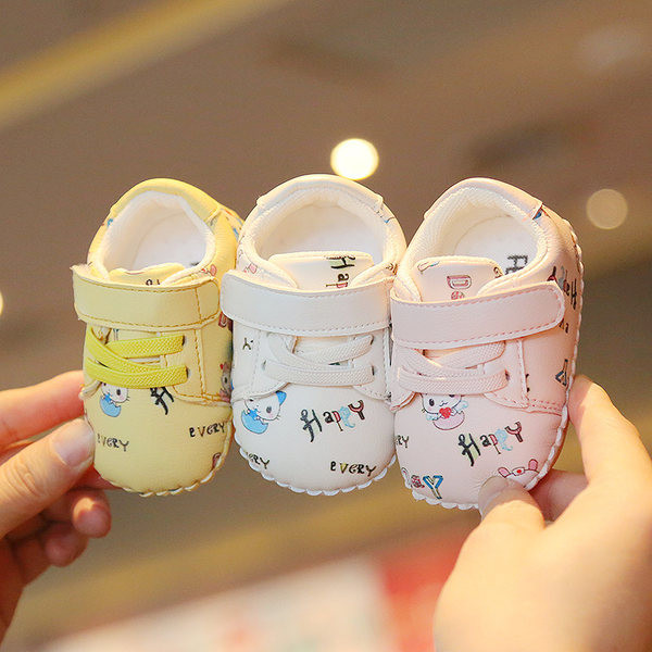 Mūsdienīgi mazuļu apavi ar ielāpiem un plakanu zoli