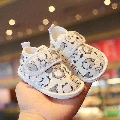 Бебешки модерни обувки с лепенки и апликация