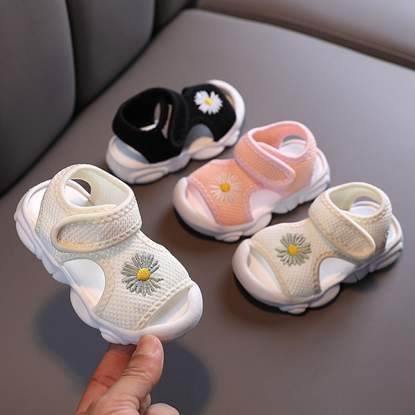 Бебешки ежедневни сандали с лепенки и бродерия