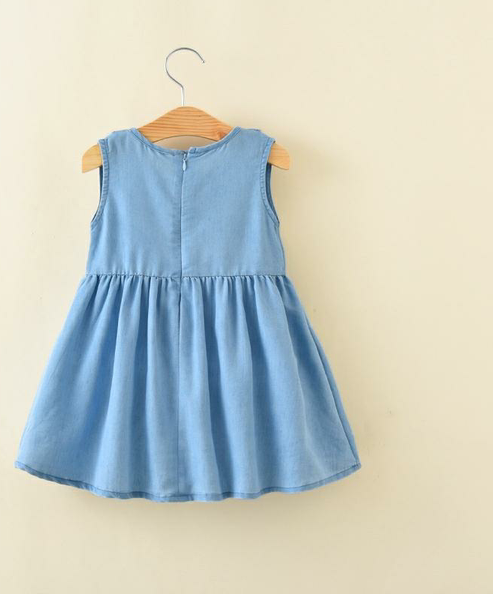 Bērnu kleitas ar izšuvumiem un lokām zilā krāsā