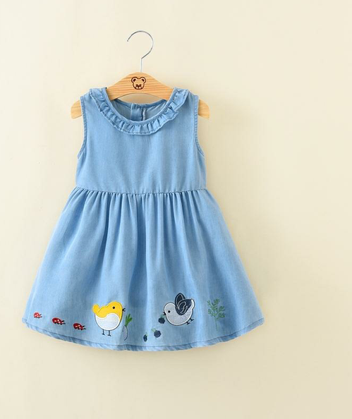 Bērnu kleitas ar izšuvumiem un lokām zilā krāsā