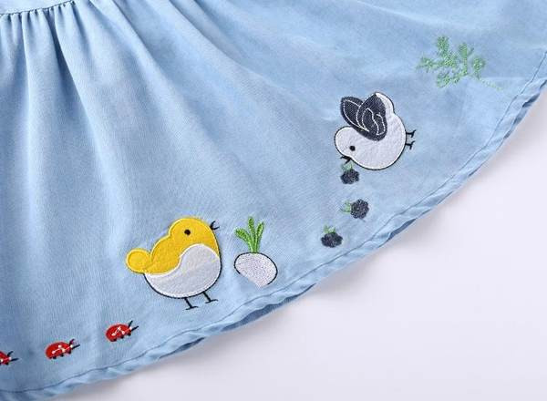 Bērnu kleitas ar izšuvumiem un lokām zilā krāsā