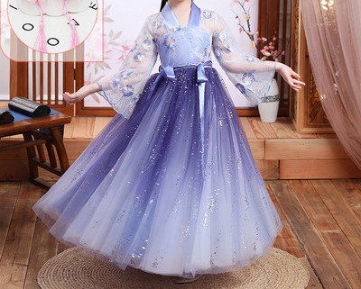 Stilīga bērnu kleita ar izšuvumu mežģīnēm un rāvējslēdzēju mugurpusē