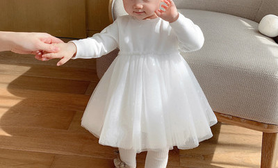 Jauna modeļa bērnu kleita ar garām piedurknēm un tilla svārkiem