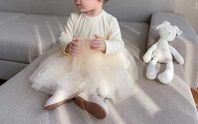 Jauna modeļa bērnu kleita ar garām piedurknēm un tilla svārkiem