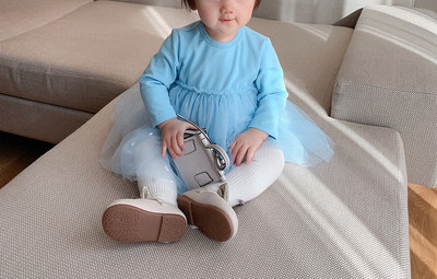 Jauna modeļa bērnu kleita ar garām piedurknēm un tilla svārkiem