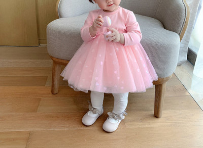 Jauna modeļa bērnu kleita ar garām piedurknēm un tilla svārkiem