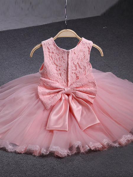 Pitsi ja paelaga lastekleit seljal