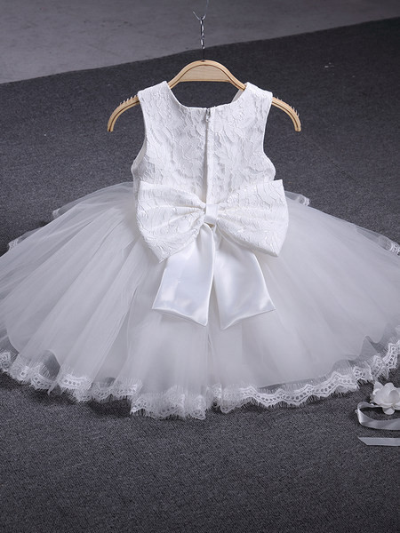 Pitsi ja paelaga lastekleit seljal