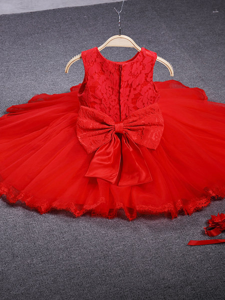 Pitsi ja paelaga lastekleit seljal